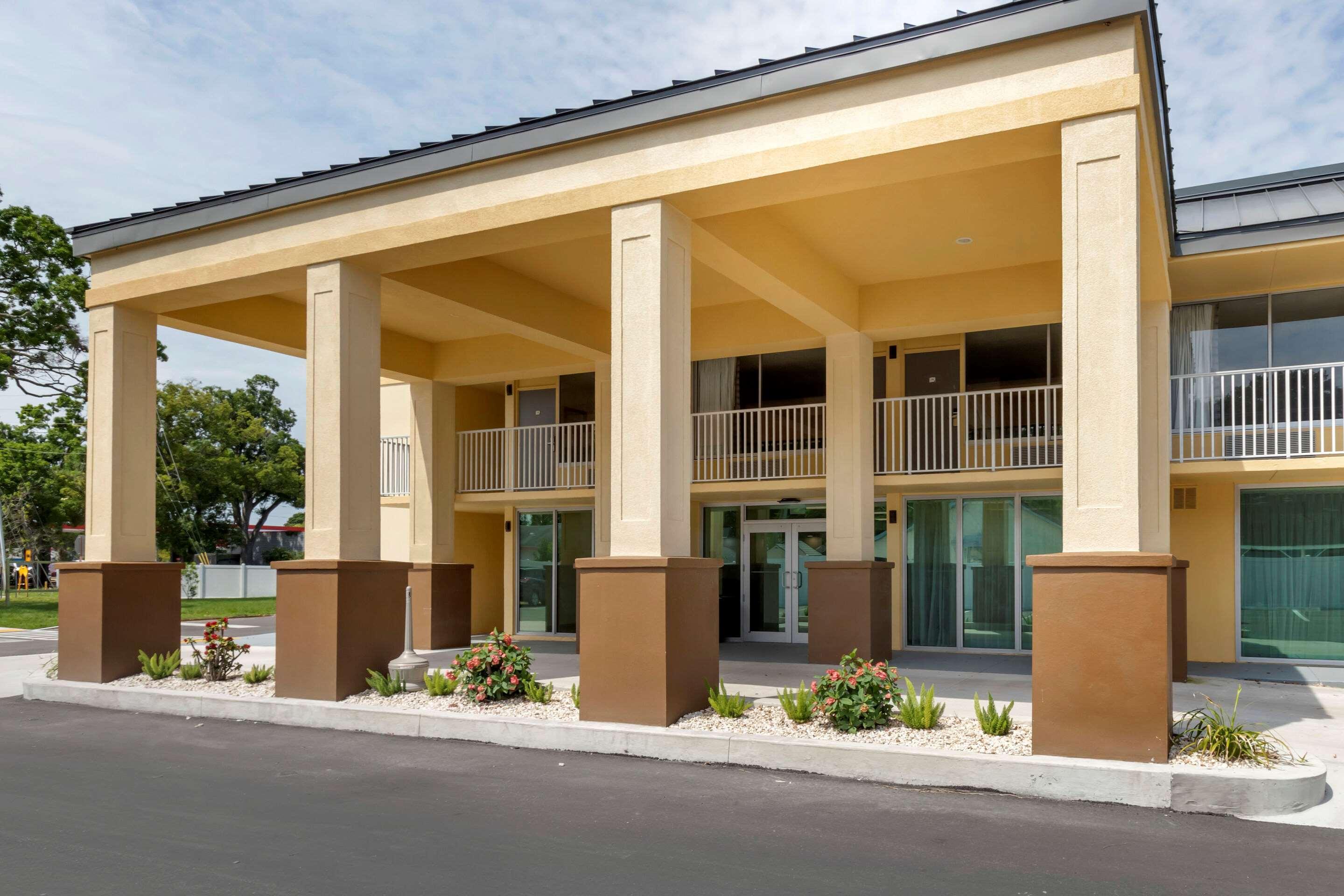 Quality Inn Saint Petersburg North-Tampa Bay Exterior photo